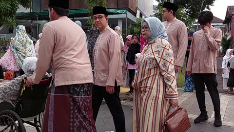 Anies Baswedan dan keluarga bersiap melaksanakan Salat Idul Adha 1445 H di Masjid Babul Khoirot, Lebak Bulus, Jakarta Selatan, Senin (17/6/2024). Foto: Paulina Herasmaranindar/kumparan
