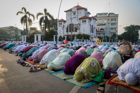 Umat Muslim melaksanakan Salat Idul Adha 1445 H di Jalan Jatinegara Barat dan Jalan Matraman Raya, Jatinegara, Jakarta, Senin (17/6/2024). Foto: Iqbal Firdaus/kumparan