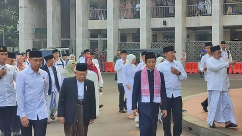 Wakil Presiden Ma'ruf Amin menyerahkan hewan kurban Idul Adha kepada Imam Besar Masjid Istiqlal Nasaruddin Umar di Masjid Istiqlal, Jakarta, Senin (17/6/2024). Foto: Rachmadi Rasyad/kumparan