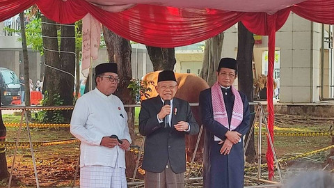 Wakil Presiden Ma'ruf Amin menyerahkan hewan kurban Idul Adha kepada Imam Besar Masjid Istiqlal Nasaruddin Umar di Masjid Istiqlal, Jakarta, Senin (17/6/2024). Foto: Rachmadi Rasyad/kumparan