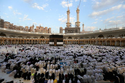Umat muslim melaksanakan Salat Idul Adha 1445 H di sekitar Ka'bah Masjidil Haram, Makkah, Arab Saudi, Minggu (16/6/2024).   Foto: AFP