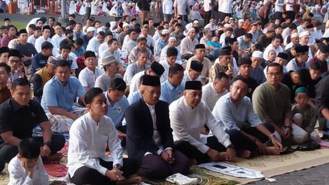 Wali Kota Solo sekaligus Wakil Presiden (Wapres) terpilih Gibran Rakabuming Raka foto bersama pemain Timnas U-16 melaksanakan Salat Idul Adha 1445 H di halaman Balai Kota Solo, Senin (17/6/2024). Foto: kumparan