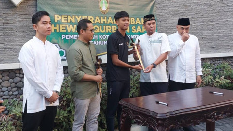 Wali Kota Solo sekaligus Wakil Presiden (Wapres) terpilih Gibran Rakabuming Raka usai melaksanakan Salat Idul Adha 1445 H di halaman Balai Kota Solo, Senin (17/6/2024). Foto: kumparan