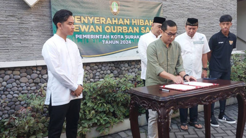 Wali Kota Solo sekaligus Wakil Presiden (Wapres) terpilih Gibran Rakabuming Raka usai melaksanakan Salat Idul Adha 1445 H di halaman Balai Kota Solo, Senin (17/6/2024). Foto: kumparan