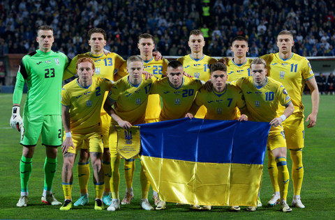 Pemain Timnas Ukraina foto bersama sebelum pertandingan melawan Bosnia dan Herzegovina. Foto: Amel Emric/REUTERS
