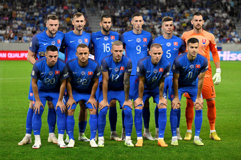 Pemain Timnas Slovakia foto bersama sebelum pertandingan melawan Liechtenstein. Foto: Radovan Stoklasa/ REUTERS