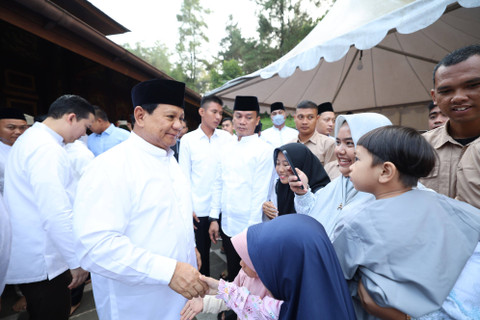 Presiden terpilih Prabowo Subianto usai melaksanakan Salat Idul Adha 1445 H di Hambalang, Bogor, Senin (17/6/2024). Foto: Tim Media Prabowo Subianto