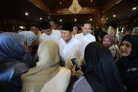 Presiden terpilih Prabowo Subianto usai melaksanakan Salat Idul Adha 1445 H di Hambalang, Bogor, Senin (17/6/2024). Foto: Tim Media Prabowo Subianto