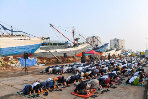 Umat muslim melaksanakan Salat Idul Adha di Pelabuhan Sunda Kelapa, Jakarta, Senin (17/6/2024). Foto: Muhammad Adimaja/ANTARA FOTO