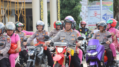 Kapolres Sekadau bersama jajaran pakai sepeda motor mengantar langsung bansos kepada warga. Foto: Dok. Polres Sekadau
