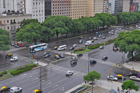 Avenida 9 de Julio, jalan raya paling luas di dunia yang ada di Buenos Aires, Argentina. Foto: Shutterstock