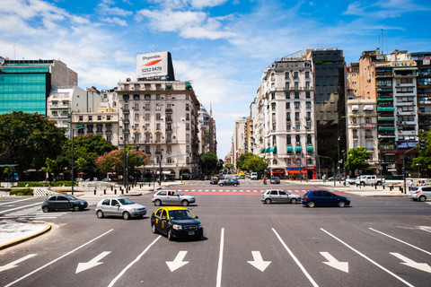 Avenida 9 de Julio, jalan raya paling luas di dunia yang ada di Buenos Aires, Argentina. Foto: Shutterstock