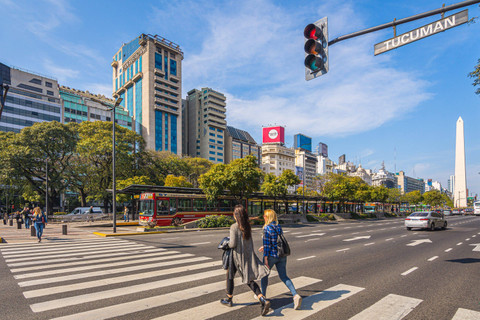 Avenida 9 de Julio, jalan raya paling luas di dunia yang ada di Buenos Aires, Argentina. Foto: Shutterstock
