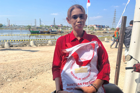 Ernawati menunjukkan tas bantuan presiden di Tambakerjo Kota Semarang. Foto: Intan Alliva Khansa/kumparan