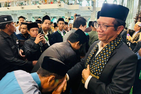 Eks Menko Polhukam Mahfud MD usai menjadi khatib Salat Idul Adha 1445 H di Masjid Al Markaz Al Islami, Makassar, Sulawesi Selatan, Senin (17/6/2024). Foto: Dok. Istimewa