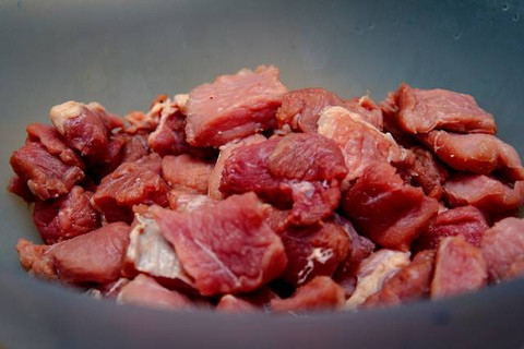 Ilustrasi Tips Mengurangi Bau Prengus pada Daging Kambing. Sumber: Unsplash/Usman Yousaf