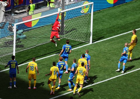 Andriy Lunin dari Ukraina beraksi pada laga Rumania vs Ukraina, Piala Eropa 2024 di Stadion Allianz Arena, Jerman, Senin (17/6/2024). Foto: Leonhard Simon/REUTERS