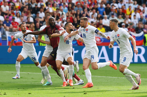 Romelu Lukaku dari Belgia beraksi dengan David Hancko dari Slovakia pada laga Piala Eropa 2024 antara Belgia melawan Slovakia di Frankfurt Arena, Jerman (17/6/2024). Foto: Kai Pfaffenbach/REUTERS