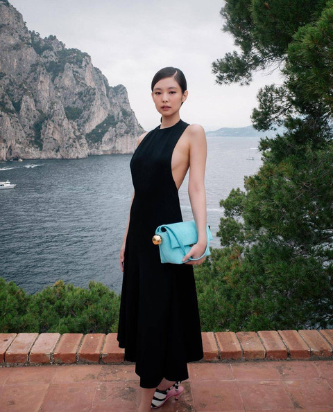 Jennie Blackpink dikritik karena debutnya di runway Jacquemus dianggap canggung. Foto: Instagram @jennierubyjane