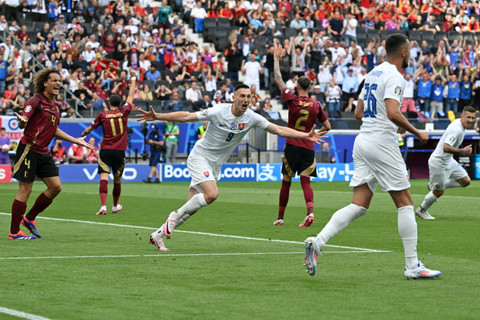 Selebrasi pemain Timnas Slovakia Robert Bozenik saat gol pertama ke gawang Timnas Belgia pada pertandingan Grup E Piala Eropa 2024 di Frankfurt Arena, Frankfurt, Jerman, Senin (17/6/2024).  Foto: THOMAS KIENZLE / AFP