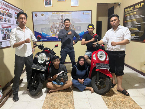 Pasangan curanmor saat diamankan di Polsek Sungai Kakap. Pasangan di Kakap kompak curi motor untuk beli narkoba dan judi online. Foto: Dok. Polsek Sungai Kakap