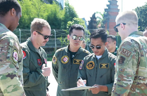 TNI AU dan US PACAF melakukan Iron Blade Fighter Interaction Site Survey dan Fighter Logistic Subject Matter Expert Exchange (SMEE) di Lanud I Gusti Ngurah Rai, Badung, pada tanggal 11-13 Juni 2024.. Foto: TNI AU