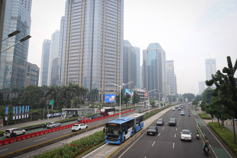 Sejumlah kendaraan melintas di Jalan Jenderal Sudirman, Jakarta, Selasa (18/6/2024). Foto: Iqbal Firdaus/kumparan