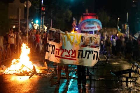 Warga Israel menggelar aksi unjuk rasa yang menyerukan anti-pemerintah di dekat kediaman Perdana Menteri Israel di Yerusalem, Senin (17/5/2024). Foto: Menahem Kahana/AFP