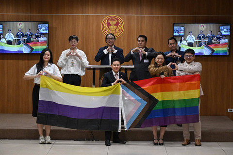 Anggota Parlemen (MP) dan anggota parlemen dari Move Forward Party (MFP) aat konferensi pers menjelang pemungutan suara terakhir senator mengenai RUU pernikahan sesama jenis di Parlemen Thailand di Bangkok, Thailand, Selasa (18/6/2024). Foto: Lillian SUWANRUMPHA / AFP