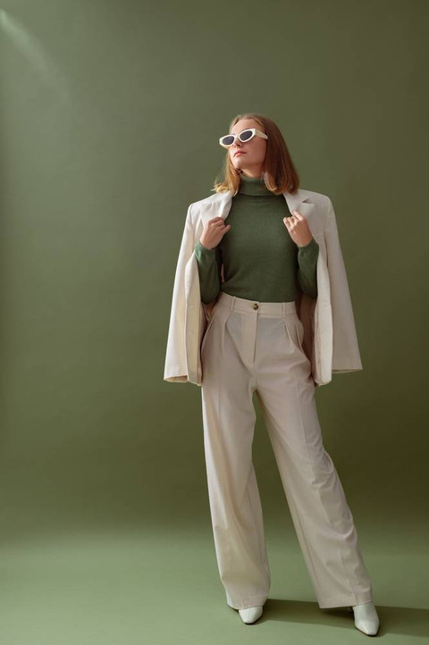 Ilustrasi OOTD saat liburan mewah. Foto: Shutterstock