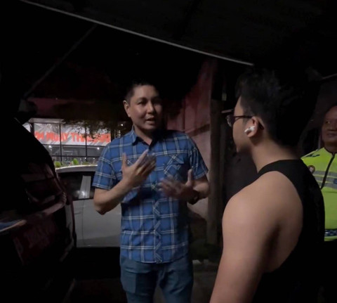 Dirlantas Polda DIY Kombes Pol Alfian Nurrizal (kiri) menegur Kodi. Dok: Media sosial @alfiannurrizal.id