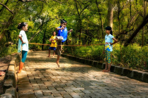 Ilustrasi anak bermain lompat karet. Foto: Shutterstock