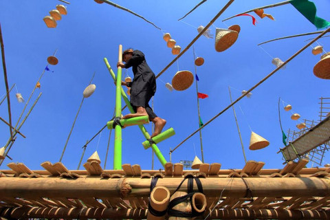 Ilustrasi anak bermain egrang. Foto: Shutterstock