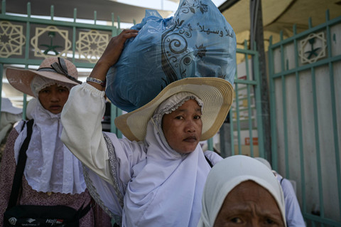 Jemaah haji Indonesia menunggu bus untuk kembali ke hotel di Mina, Makkah, Arab Saudi, Selasa (18/6/2024). Foto: Sigid Kurniawan/ANTARA FOTO 