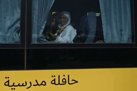Jemaah haji Indonesia mengacungkan jempol dari dalam bus saat menuju Makkah di Mina, Makkah, Arab Saudi, Selasa (18/6/2024). Foto: Sigid Kurniawan/ANTARA FOTO 