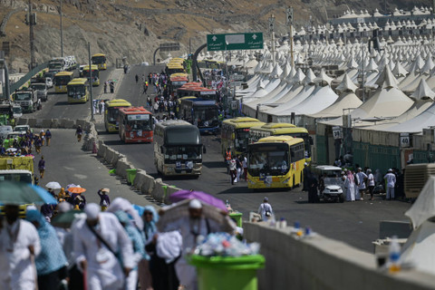 Sejumlah bus yang membawa jemaah haji Indonesia melintas menuju Makkah di Mina, Makkah, Arab Saudi, Selasa (18/6/2024). Foto: Sigid Kurniawan/ANTARA FOTO 