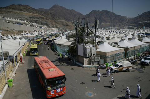 Sejumlah bus yang membawa jemaah haji Indonesia melintas menuju Makkah di Mina, Makkah, Arab Saudi, Selasa (18/6/2024). Foto: Sigid Kurniawan/ANTARA FOTO 