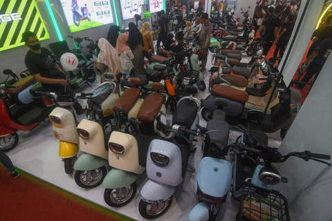 Sejumlah pengunjung mengamati produk sepeda motor listrik yang dipasarkan di salah satu stan Jakarta Fair 2024 di JIEXpo Kemayoran, Jakarta, Selasa (18/6/2024). Foto: Aditya Pradana Putra/ANTARA FOTO