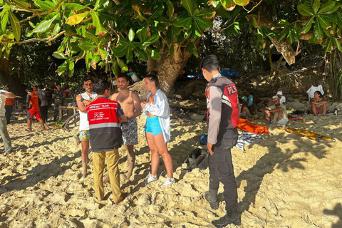 Evakuasi 3 Turis Qatar terseret arus Pantai Klingking, Bali. Foto: Dok. Polsek Nusa Penida