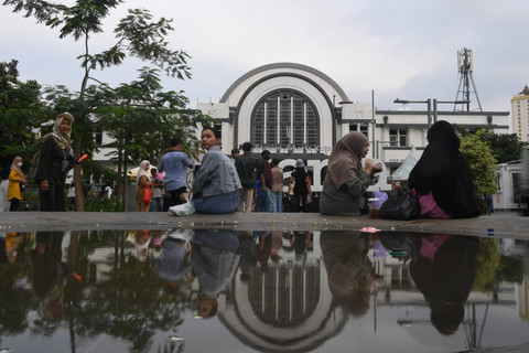 Wisatawan menikmati suasana kawasan Kota Tua, Jakarta, Selasa (18/6/2024). Foto: M Risyal Hidayat/ANTARA FOTO