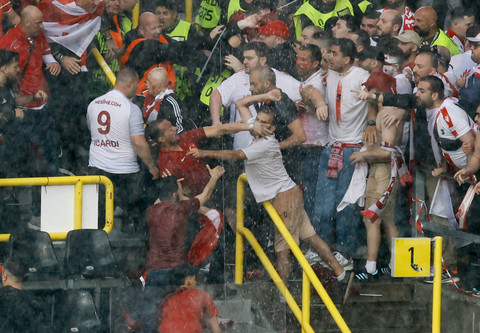 Suporter Turki dan Georgia berselisih sebelum pertandingan Piala Eropa 2024 di Stadion Signal Iduna Park, Selasa (18/6/2024). Foto: Leon Kuegeler/REUTERS 