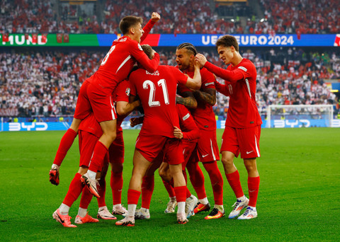 Pemain Turki Mert Muldur merayakan gol pertama mereka dengan rekan setimnya pada laga Turki melawan Georgia saat Piala Eropa 2024 di Stadion Signal Iduna Park, Selasa (18/6/2024). Foto: Piroschka van de Wouw/REUTERS 