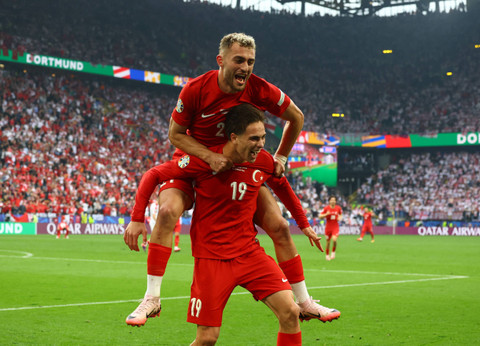Pemain Turki Kenan Yildiz merayakan gol yang dicetaknya bersama Baris Alper Yilmaz yang kemudian dianulir wasit pada laga Turki melawan Georgia saat Piala Eropa 2024 di Stadion Signal Iduna Park, Selasa (18/6/2024). Foto: Bernadett Szabo/REUTERS 