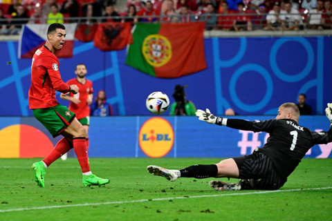 Pemain Timnas Portugal Cristiano Ronaldo menendang bola ke gawang Timnas Republik Ceko pada pertandingan Grup F Piala Eropa 2024 di Red Bull Arena, Leipzig, Jerman, Rabu (19/6/2024). Foto: John MACDOUGALL / AFP