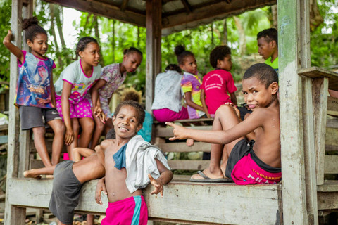 Ilustrasi: anak Papua, source: https://unsplash.com/photos/a-group-of-children-on-a-wooden-structure-6ThFLObNUdI