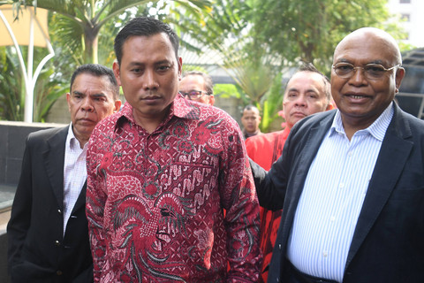 Staf Sekjen PDI Perjuangan Hasto Kristiyanto, Kusnadi (tengah) tiba untuk menjalani pemeriksaan di gedung KPK, Jakarta, Rabu (19/6/2024). Foto: Akbar Nugroho Gumay/ANTARA FOTO