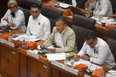 Menteri Energi dan Sumber Daya Mineral (ESDM) Arifin Tasrif menyampaikan paparan dalam rapat kerja dengan Komisi VII DPR di kompleks Parlemen, Jakarta, Rabu (19/6/2024). Foto: Aditya Pradana Putra/ANTARA FOTO