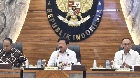 Menko Polhukam Hadi Tjahjanto memimpin rapat koordinasi tingkat menteri terkait judi online, Rabu (19/6/2024). Foto: Nadia Riso/kumparan