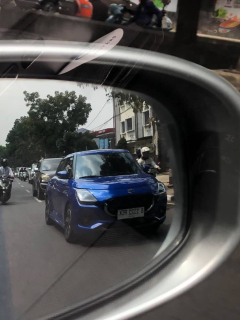 Suzuki Swift generasi keempat tertangkap kamera pengguna jalan di Indonesia. Foto: Instagram/@mosesmichaelll