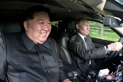 Presiden Rusia Vladimir Putin dan pemimpin Korea Utara Kim Jong Un mengendarai mobil Aurus di Pyongyang, Korea Utara, Rabu (19/6/2024). Foto: KCNA/via REUTERS